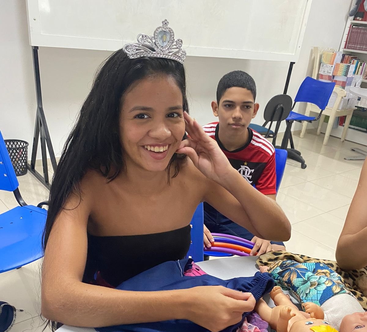 Atividade com criança durante ação social