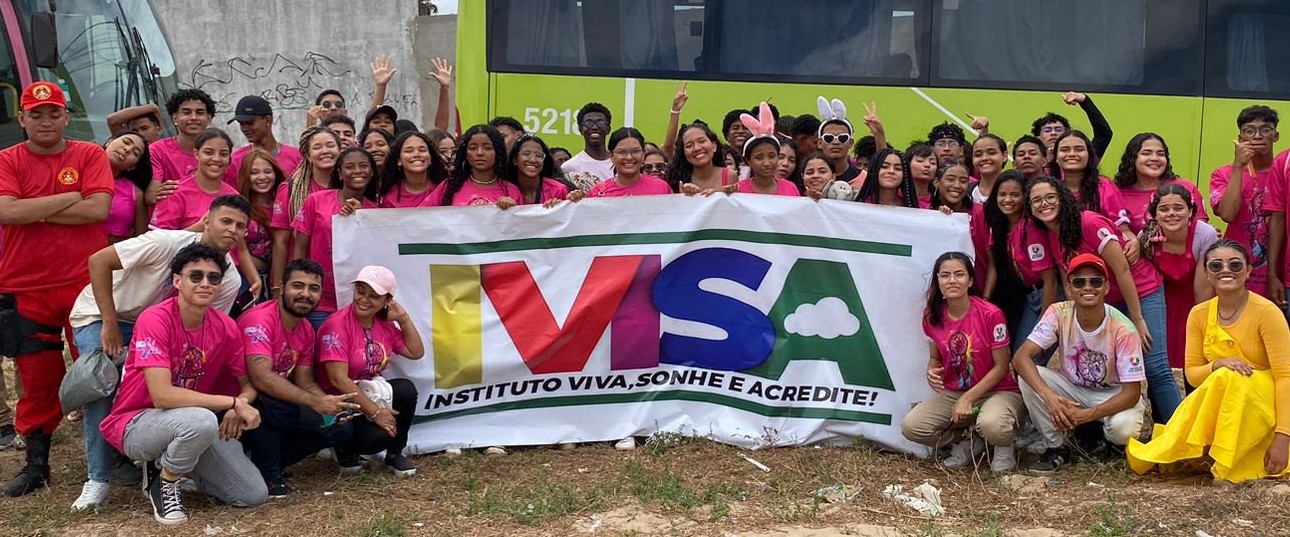 Jovens em ação social do Dia das Crianças