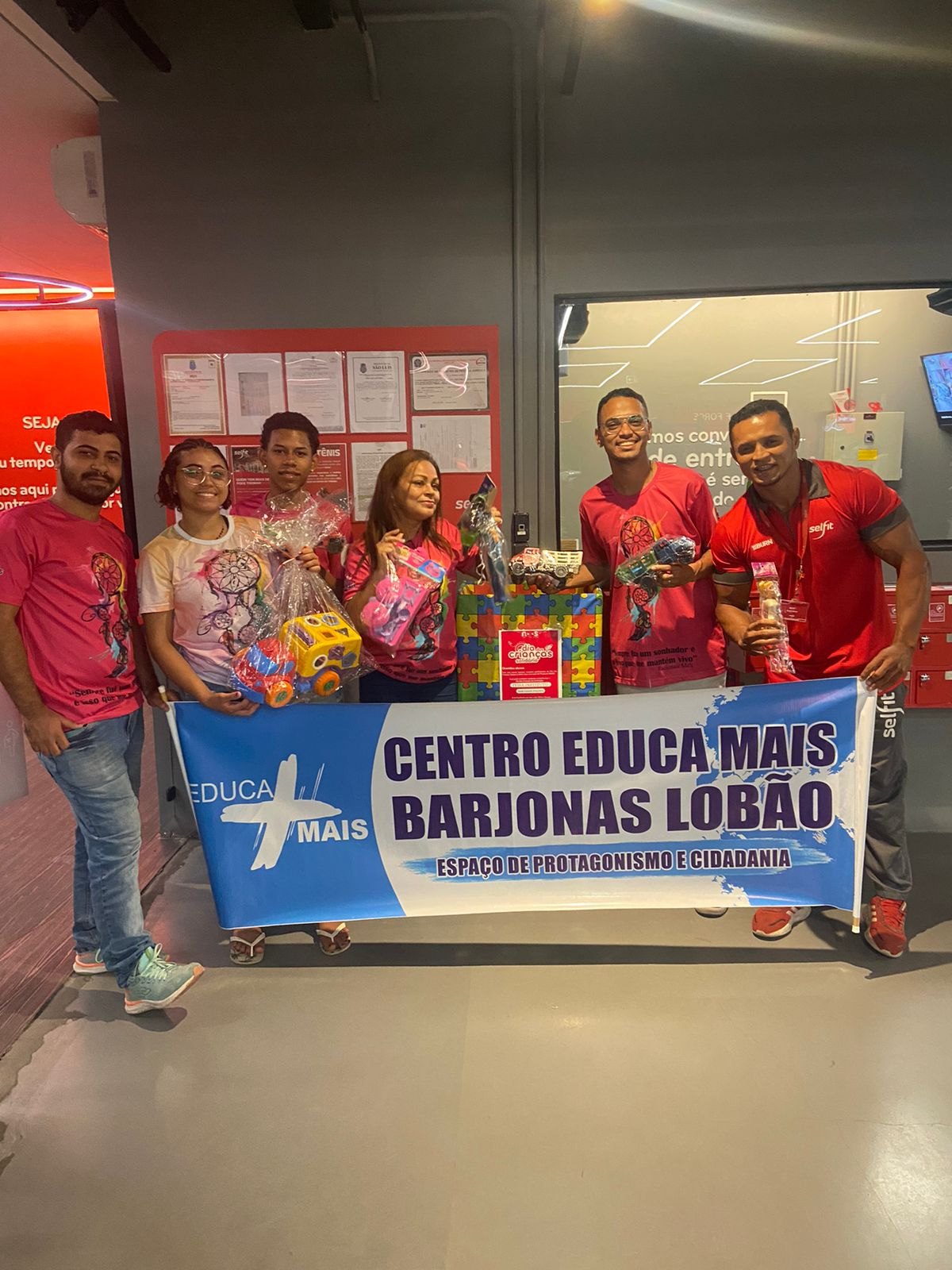 Entrega de brinquedos na ação do Dia das Crianças
