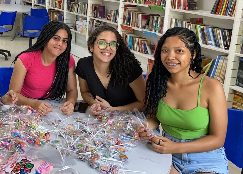 Jovens organizando doces e lembranças para ação social